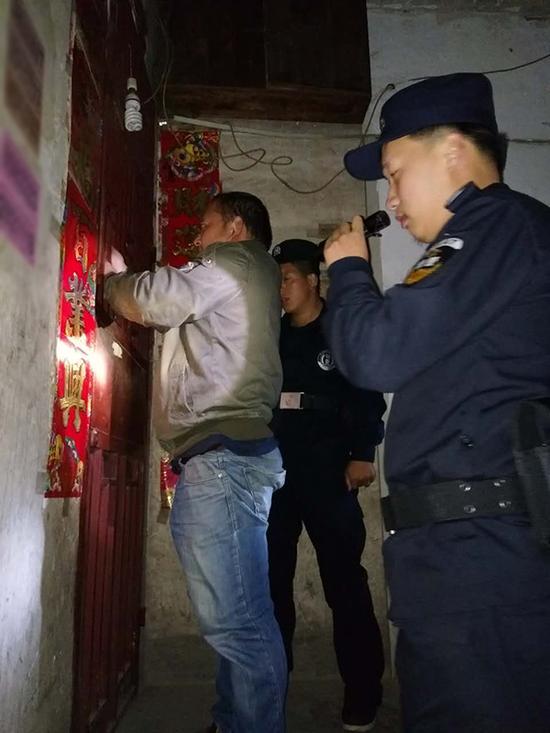 南京粗心妈妈误将幼女锁家中 